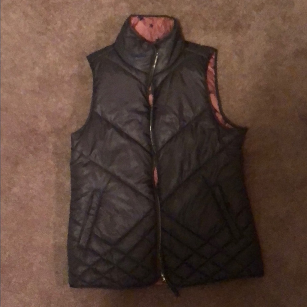 ❄️ Black Puffer Vest with Star Detailing ❄️